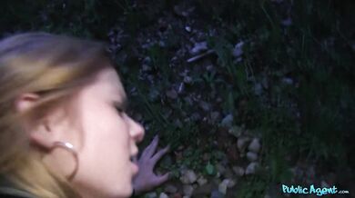Stydlivá blondýnka Chrissy Fox ošukaná v podvečer pořádným ptákem