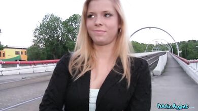 Stydlivá blondýnka Chrissy Fox ošukaná v podvečer pořádným ptákem