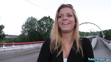 Stydlivá blondýnka Chrissy Fox ošukaná v podvečer pořádným ptákem