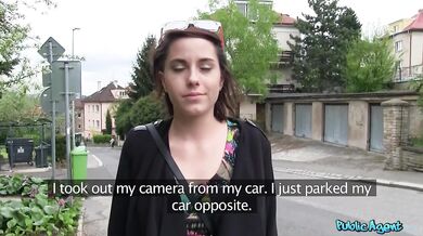 Kozatá studentka s velkýma přírodníma kozama ošukaná za rychlý prachy