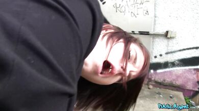 Kozatá studentka s velkýma přírodníma kozama ošukaná za rychlý prachy