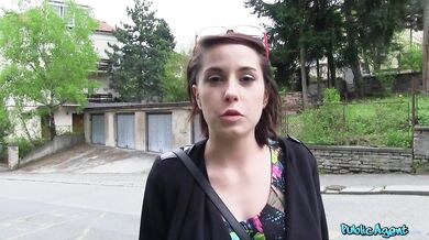 Kozatá studentka s velkýma přírodníma kozama ošukaná za rychlý prachy
