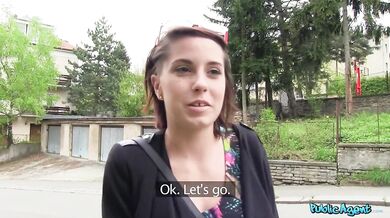 Kozatá studentka s velkýma přírodníma kozama ošukaná za rychlý prachy