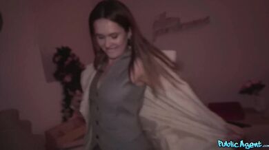 Blondýnka Una Fairy rajtující na pořádné kládě