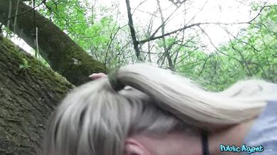 Potetovaná blondýnka Kayla Green ošukaná Public Agentem v lesíku