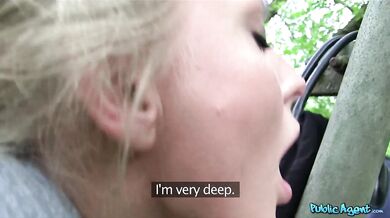 Potetovaná blondýnka Kayla Green ošukaná Public Agentem v lesíku