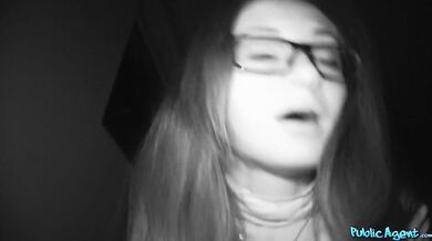 Noční šoustání s brýlatou tmavovláskou Shrima Malati