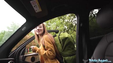 Drobná dívka Little Chloe ošukaná pořádným ptákem