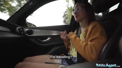 Drobná dívka Little Chloe ošukaná pořádným ptákem