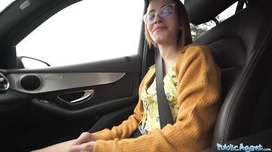 Drobná dívka Little Chloe ošukaná pořádným ptákem