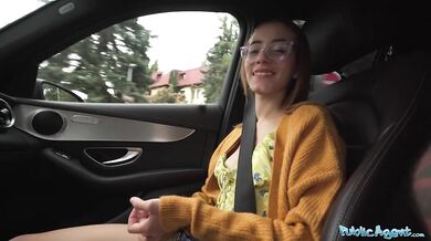 Drobná dívka Little Chloe ošukaná pořádným ptákem