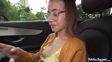 Drobná dívka Little Chloe ošukaná pořádným ptákem