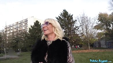 MILF blondýnka si po dlouhé době pořádně zašuká