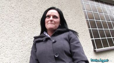 Kozatá tmavovláska se nechá ukecat k ošukání