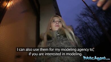 Blond amatérka neodolá vybavenému Public Agentovi
