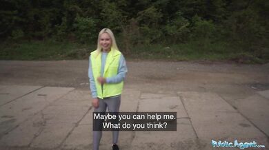Blond běžkyně Vivian Lola ošukaná ve svým roztrženým legínách
