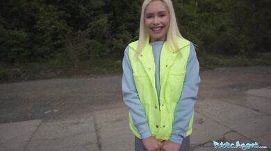Blond běžkyně Vivian Lola ošukaná ve svým roztrženým legínách