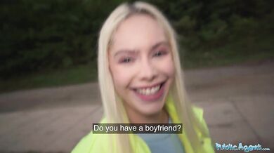 Blond běžkyně Vivian Lola ošukaná ve svým roztrženým legínách