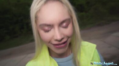 Blond běžkyně Vivian Lola ošukaná ve svým roztrženým legínách