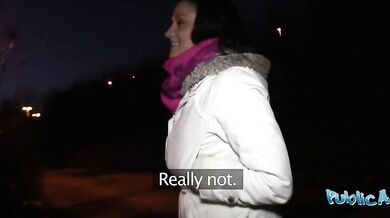 Tmavovláska Clair Brooks ošukaná na toaletách za rychlý prachy