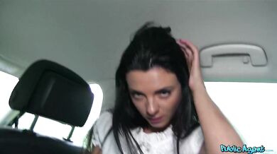 Nádherná Monika Benz vyjebaná v autě