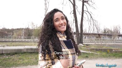 Sexy brunetka ošukaná zezadu s kalhotkami bokem