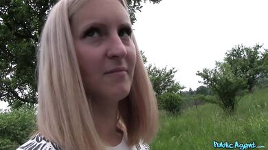 Blondýnka s velkýma přírodníma prsama ošukaná za prachy na veřejnosti