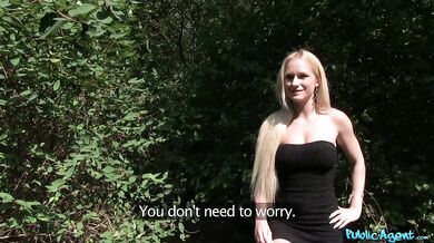 Krásná blondýnka s pěknou prdelkou ošukaná zezadu v lesíku