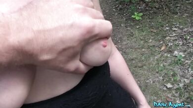 Krásná blondýnka s pěknou prdelkou ošukaná zezadu v lesíku