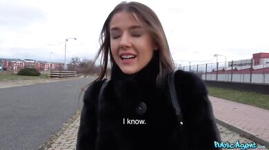 Kráska Sybil A ukáže kozy a roztáhne kundičku na zadním sedadle