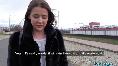 Kráska Sybil A ukáže kozy a roztáhne kundičku na zadním sedadle