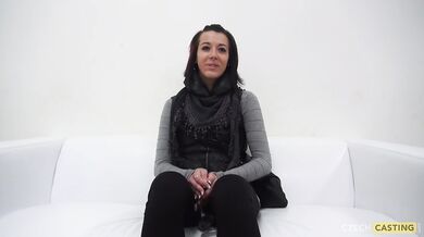 Štíhlá drobná tmavovláska Hanna ošukaná zezadu na castingu