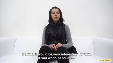 Štíhlá drobná tmavovláska Hanna ošukaná zezadu na castingu