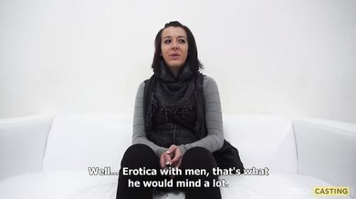 Štíhlá drobná tmavovláska Hanna ošukaná zezadu na castingu