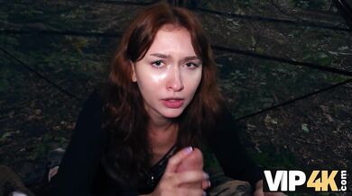 Sexy zrzka ošukaná v podvečer venku za rychlý prachy