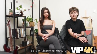 Lesbička ošukaná před svou přítelkyní