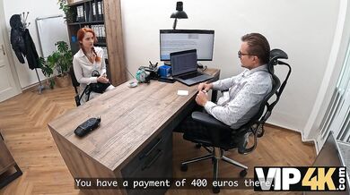 Zrzavá kundička musí sundat kalhotky kvůli půjčce