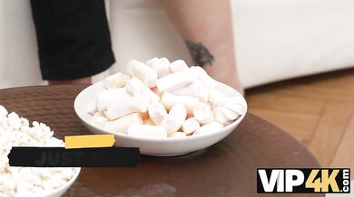 Uspokojí jeho přítelkyni zatímco hraje hry