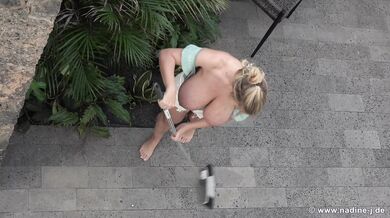 Štíhlá blond uklízečka s mega kozama