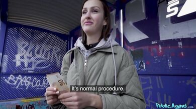 Kundička z vlaku Jessika Knight ošukaná za rychlý prachy