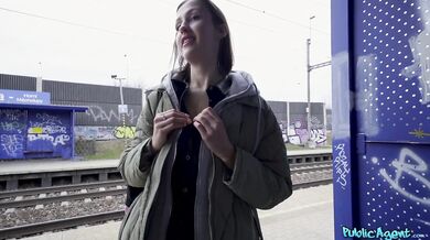 Kundička z vlaku Jessika Knight ošukaná za rychlý prachy