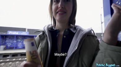 Kundička z vlaku Jessika Knight ošukaná za rychlý prachy
