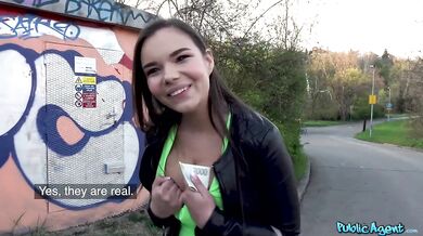 Prsatka Sofia Lee ošukaná na vlakovém nádraží za rychlý prachy
