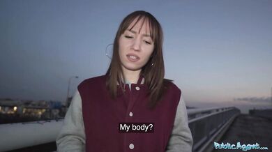 Sexy prdelka Kate Quinn šuká s pořádným ptákem za eura