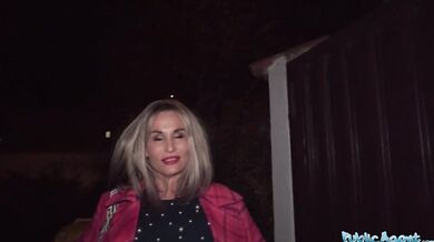 Drsná MILFka Laura Crystal nakonec sundá kalhotky pro pořádného ptáka