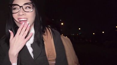 POV ošukání prsaté brýlaté krásky Emily Pink