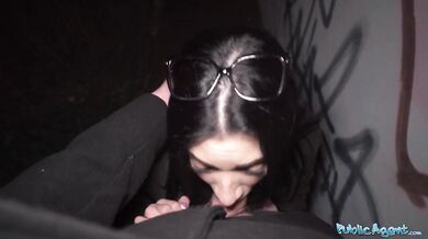 POV ošukání prsaté brýlaté krásky Emily Pink