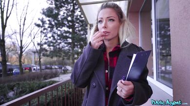 Blondýnka Isabelle Deltore nikdy eura za uspokojení neodmítá