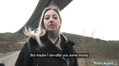 Pořádně ošukaná prsatá blond stopařka Hailey Queen za rychlý prachy