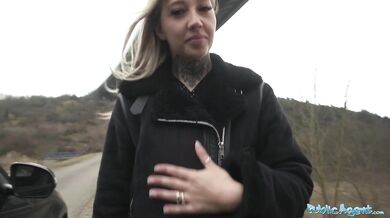 Pořádně ošukaná prsatá blond stopařka Hailey Queen za rychlý prachy